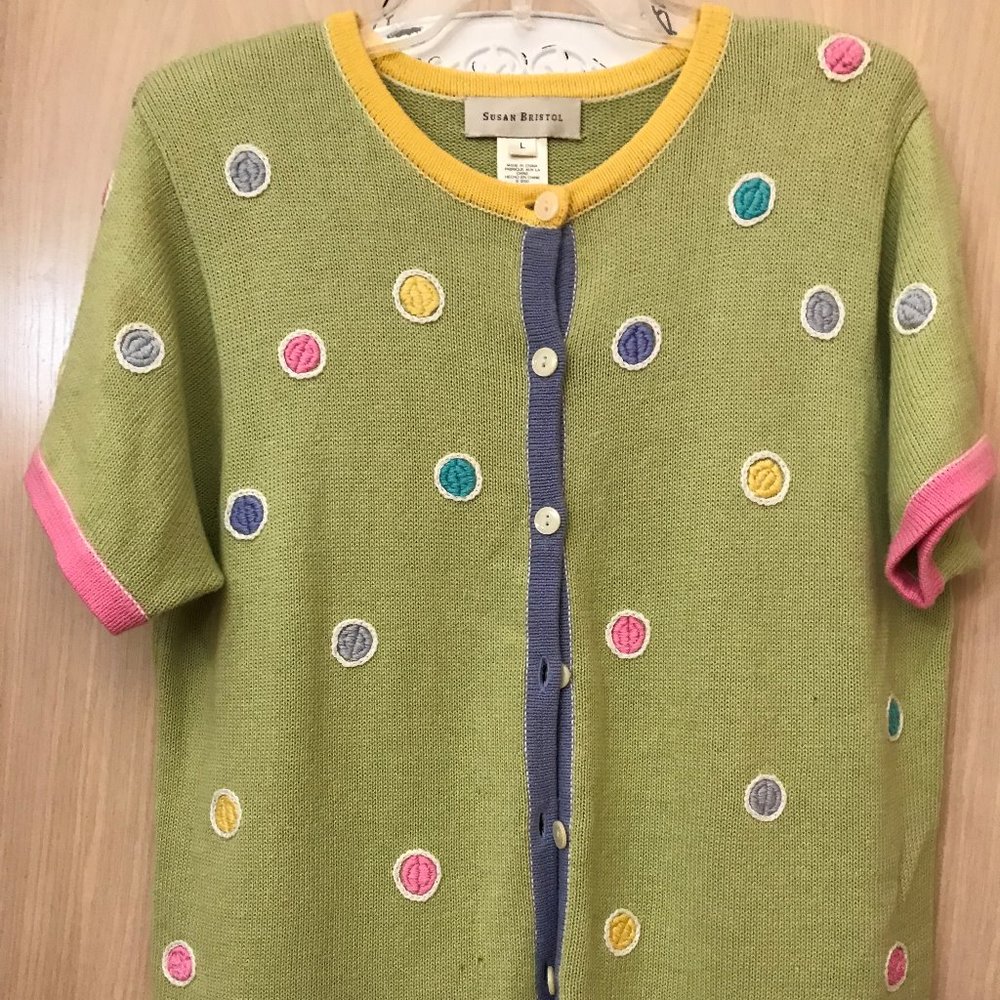Short-sleved sweater.